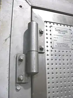 Schweres Türband an einem Türflügel aus Stahl