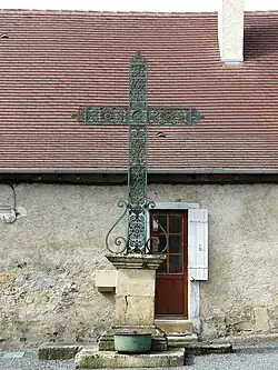 Schmiedeeisernes Kreuz im Ortskern
