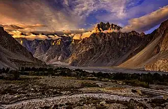 Der Tupopdan und seine zahlreichen Vorgipfel, die Passu Cones, von Süden