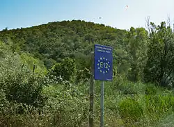 Wegzeichen des E12 nahe dem Fluss Mirna in Kroatien