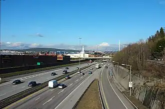 Foto einer sechsspurigen Straße, die durch städtisches Gebiet führt