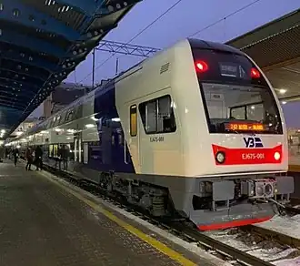EJ 675 mit neuer Lackierung in Bahnhof Kyjiw-Passaschyrskyj