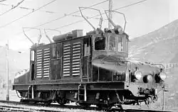 Elektro­loko­motive Le Drac 1903, doppelte Lyra­strom­abnehmer für die zwei­polige Gleich­strom­fahr­leitung