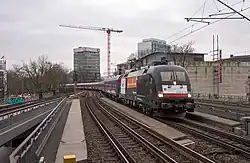 Der HKX auf der Verbindungsbahn in Hamburg, kurz vor der Einfahrt in den Haltepunkt Dammtor im Jahr 2016.