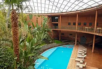 Der begrünte Innenhof unter der Kuppel