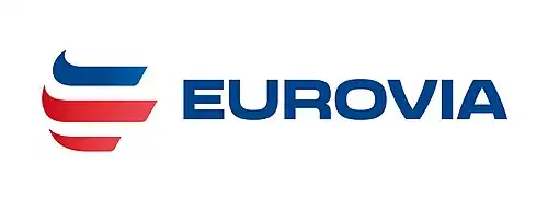 Ein Logo mit 3 dicken Streifen, die ersten zwei in Rot, der letzte Streifen in Blau. Dahinter ist das Wort EUROVIA in blauer Farbe und in Großbuchstaben.