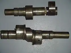 Zwei Arten Exzenterwellen: Die obere geteilt für einen Dreischeibenmotor NSU 619, die untere Exzenterwelle gehört zu einem NSU-Ro-80-Motor