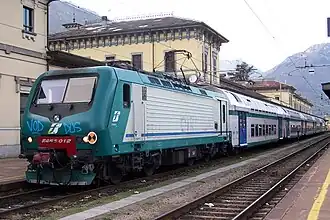 Eine FS E.464 im Bahnhof