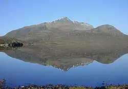Blick von Osten über das Südende von Lochan Fada auf den Slioch mit dem Vorgipfel Sgurr an Tuill Bhain