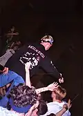 Zwei Besucher mit einem schwarzen X auf der Hand bei einem Konzert von Earth Crisis 1996 in Indianapolis
