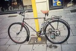 Ein Fahrrad mit MAW-Hilfsmotor in Magdeburg 1990.