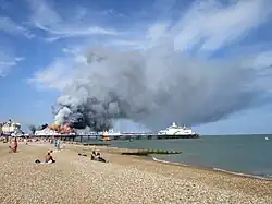 Brand des Eastbourne Piers am Nachmittag des 30.&nbsp;Juli&nbsp;2014