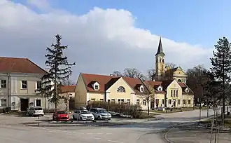 Ortszentrum, rechts das Gemeindeamt