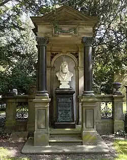 Grab des Firmengründers Heinrich Ebhardt auf dem Stadtfriedhof Engesohde