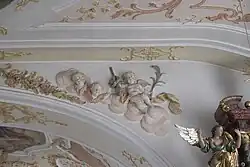 Engelsputten am Chorbogen