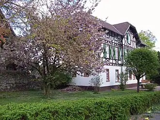 Burgmauerrest und Kavaliershaus
