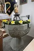 Gotisches Taufbecken mit Minuskelschrift aus der Bauzeit der Kirche