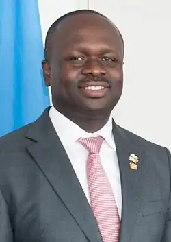 Lächelnder, mittelalter Mann in Anzug und Krawatte