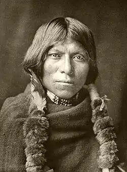 Jicarilla Apache, Zöpfe mit Otterfell umwunden (1910)