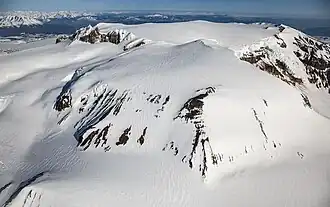 Der Nanook Dome mit dem eisgefüllten Gipfel-Krater des Mount Edziza im Hintergrund