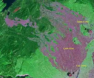 Blick über Lavaströme aus zwei Vulkankegeln