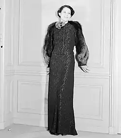 Abendkostüm mit Silberfuchs-Ärmeln (Niederlande, 1936)