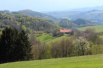 Der Burgberg mit dem Johann Giefing Aussichtsturm von Nordnordwesten