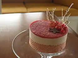 Dacquoise-Törtchen mit Mandelbaiserschicht