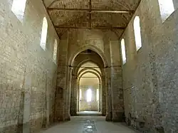 Kirchenschiff mit hochliegenden Fenstern und Holzgewölbe