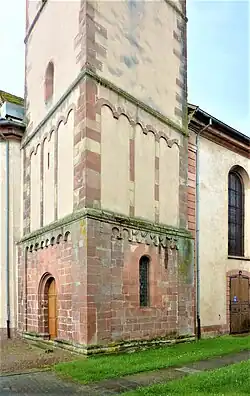 Der romanische Turm steht gege­nüber der Nordwand vor.