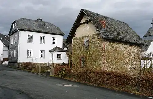 Ehemalige Schule und Bruchsteinstall