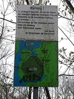 Warnschild vor dem Sammeln von Pilzen und Wildfrüchten wegen der Schadstoffbelastung