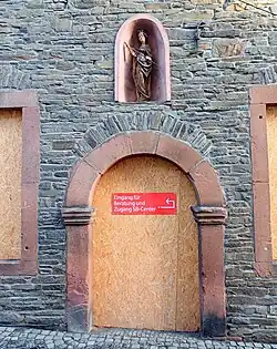 Kapelleneingang mit Figurennische