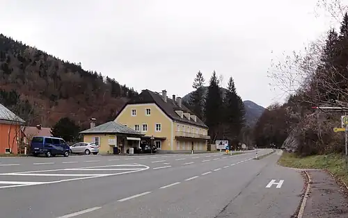 Ehemaliges österreichisches Zollamt bzw. Grenzstelle am Hangendensteinpass im Ortsteil Hangendenstein von Grödig an der Berchtesgadener Straße (B 106) in Richtung Berchtesgadener Land; links davon ein Teil der roten Rückfront der noch älteren k.k. Mautstation