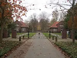 Ehrenfriedhof 53,5456°&nbsp;N, 8,1027°&nbsp;O53.54568.1027