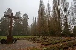 Ehrenhain auf dem Vareler Friedhof, von hinten betrachtet