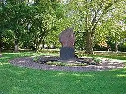 Das Kriegerdenkmal im Burgpark