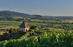 Ölberg-Kapelle oberhalb Ehrenstettens mit der Burg Staufen im Hintergrund