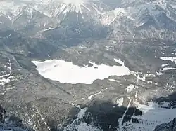 Der zugefrorene und verschneite Eibsee im Winter von der Zugspitze aus gesehen