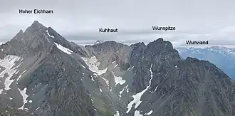 Blick von der Kreuzspitze auf den Hohen Eichham sowie Kuhhaut, Wunspitze und Wunwand (von links nach rechts).