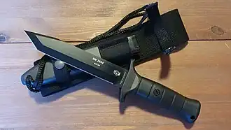 Version des KM 2000 glatt (ohne Wellenschliff) mit abgeänderter Tantō-Spitze