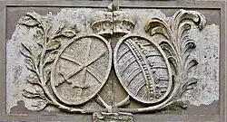 Doppelwappen über dem Eingang des Amtshauses (2013)