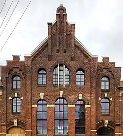 Mittelbau, Detailansicht mit Drillingsfenstern und Giebel (2022)