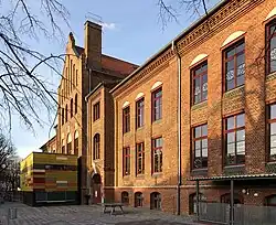 Ansicht der Hofseite mit zugesetzten Fensterbögen; Turnhallenanbau (2023)