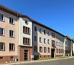 Der Gebäudeteil Eckartstraße 4/5 bildet einen Teil der westlichen Straßenrandbebauung. Er schließt an die Leipziger Straße 57 an. (2021)