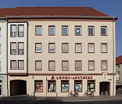 Das Mietshaus Rinckartstraße 1 am Marktplatz in Ecklage zur Leipziger Straße. (2012)