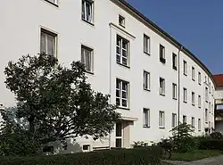 Der geschwungene Gebäudeteil Rollenstraße 1/2 setzt am rechten Bildrand an die Straßenrandbebauung Leipziger Straße (Hausnummer 62) an. (2012)