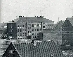 Die hofseitige Ansicht der Stadtschule mit einem der überdachten Übergänge zur Turnhalle (angeschnitten, um 1910)
