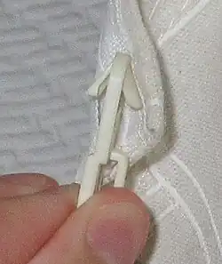 Ein Klickgleiter, der an beliebiger Stelle von unten in die Führungsnut eingeführt werden kann