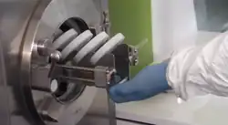 Einbringen von Petrischalen mittels eines Rail Schienensystems